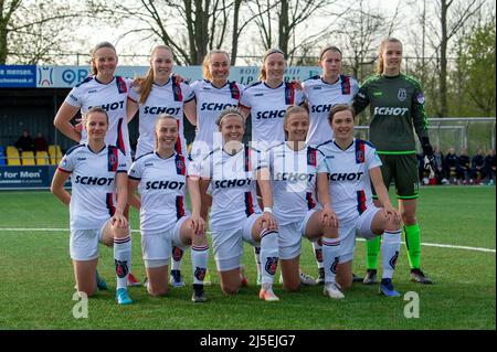 ALKMAAR, NIEDERLANDE - APRIL 22: Line up VV Alkmaar, Anna Ruiter von VV Alkmaar, Maudy Stoop von VV Alkmaar, Camie Mol von VV Alkmaar, Annemiek Kruijthof von VV Alkmaar, Ilvy Zijp von VV Alkmaar, Veerle van der Most von VV Alkmaar, Alieke Tuin von VV Alkmaar, VV Alkmaar Torhüterin Femke Liefting vom VV Alkmaar, Sanne Koopman vom VV Alkmaar, Nicole Stoop vom VV Alkmaar während des Spiels der niederländischen Pure Energie Frau Eredivisie zwischen VV Alkmaar und PSV im Sportpark Robonsbosweg am 22. April 2022 in Alkmaar, Niederlande (Foto von Kees Kuijt/Orange Picles) Stockfoto