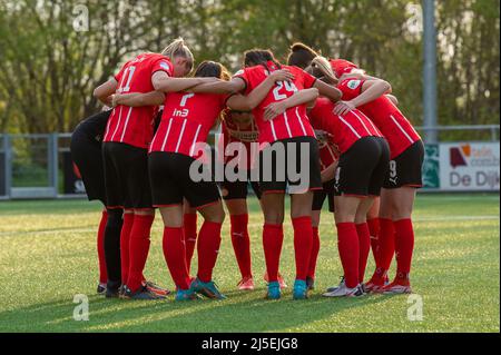 ALKMAAR, NIEDERLANDE - APRIL 22: Line-up PSV, Torwart Sari van Veenendaal vom PSV Eindhoven, melie Bross vom PSV Eindhoven, Mandy van den Berg vom PSV Eindhoven, Maruschka Walrus vom PSV Eindhoven, Naomi Pattiwael vom PSV Eindhoven, Georgina Carreras vom PSV Eindhoven, Amalie Thestrup vom PSV Eindhoven, Nadia Coolen vom PSV Eindhoven, Jeslynn Kuijpers vom PSV Eindhoven, Amy Harrison vom PSV Eindhoven, Esmee Brugts vom PSV Eindhoven während des Spiels der niederländischen Pure Energie Frau Eredivisie zwischen VV Alkmaar und PSV im Sportpark Robonsbosweg am 22. April 2022 in Alkmaar, Niederlande (Foto von Kees Kuijt/O Stockfoto