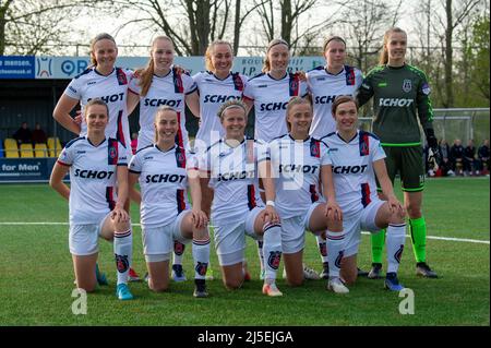 ALKMAAR, NIEDERLANDE - APRIL 22: Line up VV Alkmaar, Anna Ruiter von VV Alkmaar, Maudy Stoop von VV Alkmaar, Camie Mol von VV Alkmaar, Annemiek Kruijthof von VV Alkmaar, Ilvy Zijp von VV Alkmaar, Veerle van der Most von VV Alkmaar, Alieke Tuin von VV Alkmaar, VV Alkmaar Torhüterin Femke Liefting vom VV Alkmaar, Sanne Koopman vom VV Alkmaar, Nicole Stoop vom VV Alkmaar während des Spiels der niederländischen Pure Energie Frau Eredivisie zwischen VV Alkmaar und PSV im Sportpark Robonsbosweg am 22. April 2022 in Alkmaar, Niederlande (Foto von Kees Kuijt/Orange Picles) Stockfoto