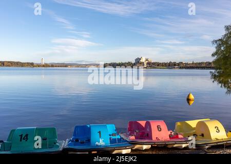 Tretboote können am Ufer des Lake Burley Griffin im Stadtzentrum von Canberra gemietet werden, mit dem australischen Hochhof, Canberra, ACT, Australien Stockfoto