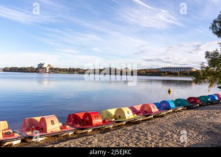 Bootsverleih am Ufer des Lake Burley Griffin im Stadtzentrum von Canberra mit dem australian High Court Building, Canberra, ACT, Australien Stockfoto