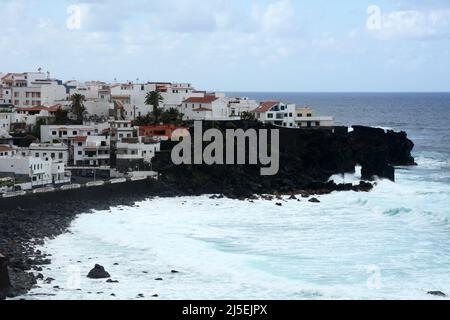 Weiß getünchte Häuser in der Gegend von Las Aguas, in der Stadt San Juan de la Rambla, an der nördlichen Atlantikküste von Teneriffa, Kanarische Inseln, Spanien. Stockfoto