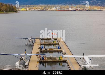 An bewölktem Tag dockten Wasserflugzeuge am Hafen von Vancouver an. Wasserflugzeuge am Vancouver Harbour Flight Airport Stockfoto