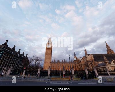 London, Greater London, England, April 13 2022: Houses of Parliament in Westminster mit einem dramatischen Abendhimmel. Bridge Street links. Stockfoto