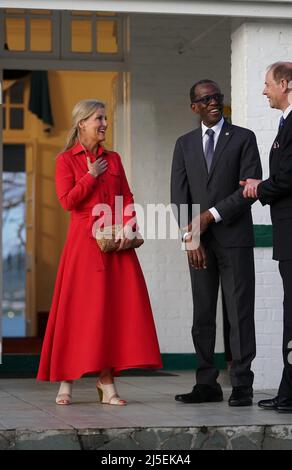 Der Graf und die Gräfin von Wessex treffen sich zu Beginn ihres Besuchs in der Karibik anlässlich des Platin-Jubiläums der Königin mit dem ehrenwerten Philip Pierre, dem Premierminister von St. Lucia, in der Residenz des Premierministers in St. Lucia. Bilddatum: Freitag, 22. April 2022. Stockfoto