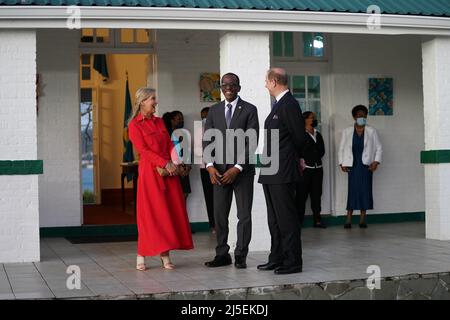 Der Graf und die Gräfin von Wessex treffen sich zu Beginn ihres Besuchs in der Karibik anlässlich des Platin-Jubiläums der Königin mit dem ehrenwerten Philip Pierre, dem Premierminister von St. Lucia, in der Residenz des Premierministers in St. Lucia. Bilddatum: Freitag, 22. April 2022. Stockfoto