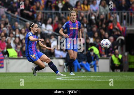 Barcelona, Spanien. 22. April 2022. BARCELINA, SPANIEN - 22. APRIL: Aitana Bonmatí vom FC Barcelona übergibt den Ball während des UEFA Women's Champions League-Spiels zwischen dem FC Barcelona und Wolfsburg am 22. April 2022 im Camp Nou in Barcelona, Spanien. (Foto von Sara Aribo/PxImages) Credit: Px Images/Alamy Live News Stockfoto