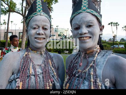 Tansanische Tänzer in traditioneller Tracht, die zur Premiere von Tanzania The Royal Tour auftreten. Stockfoto