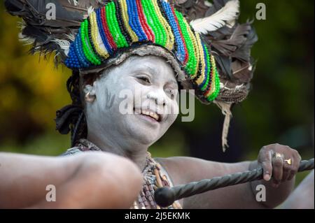 Tansanische Tänzerin in traditioneller Tracht, die zur Premiere von Tanzania The Royal Tour auftrat. Stockfoto