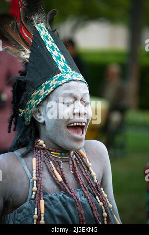 Tansanische Tänzerin in traditioneller Tracht, die zur Premiere des PBS-Dokumentarfilms „Tanzania The Royal Tour“ mit Präsident Samia Suluhu auftrat. Stockfoto