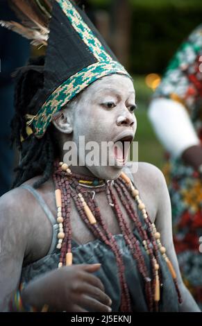 Tansanische Tänzerin in traditioneller Tracht, die zur Premiere von Tanzania The Royal Tour auftrat Stockfoto