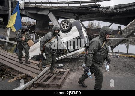 Irpin, Ukraine. 22. April 2022. Ukrainische Soldaten überqueren am Freitag, den 22. April 2022, die zerstörte Brücke über den Fluss Irpin aus der Stadt Irpin, nur 20 Kilometer nordwestlich von Kiew, Ukraine. Die Brücke wurde von ukrainischen Truppen gesprengt, um russische Rüstungen zu blockieren oder zumindest zu verlangsamen, die Kiew, die Hauptstadt der Ukraine, erreichten. Ein Militärkommandeur in Moskau sagte am Freitag, dass das Ziel der neuen russischen Phase des Krieges darin besteht, die gesamte Kontrolle über die Süd- und Ostukraine zu übernehmen und die Region Donbas über Land mit der Krim zu verbinden. Foto von Ken Cedeno/UPI . Kredit: UPI/Alamy Live Nachrichten Stockfoto