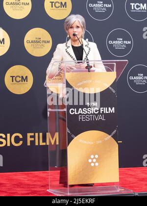 22. April 2022, Hollywood, Kalifornien, USA: Jane Fonda nimmt an der Hand- und Fußabdruck-Zeremonie zu Ehren von Lily Tomlin beim TCM Classic Film Festival 2022 Teil. (Bild: © Billy Bennight/ZUMA Press Wire) Stockfoto