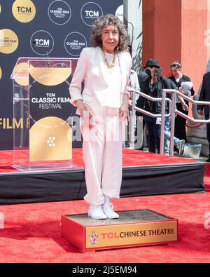 22. April 2022, Hollywood, Kalifornien, USA: Lily Tomlin nimmt an der Hand- und Fußabdruck-Zeremonie zu Ehren von Lily Tomlin beim TCM Classic Film Festival 2022 Teil. (Bild: © Billy Bennight/ZUMA Press Wire) Stockfoto