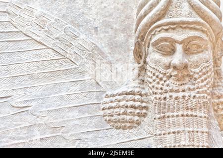 Paris, Frankreich - ca. August 2021: Die mesopotamische Kunst aus dem Jahr 3500 v. Chr. sollte dazu dienen, mächtige Herrscher und ihre Conn zu verherrlichen Stockfoto