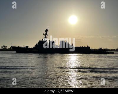 220422-N-WW980-018 NEW ORLEANS, (22. April 2022) - USS Lassen fährt den Mississippi hinunter und zurück in Richtung Golf von Mexiko. Der Abgang des Schiffes von der 'Big Easy' signalisierte das Ende der Navy Week New Orleans. Die USS Lassen wird als nächstes für Fleet Week Port Everglades in Fort Lauderdale, Florida ab Mai 1 geleitet. Flottenwochen sollen den Amerikanern zeigen, welche Investitionen sie in ihre Marine getätigt haben, und das Bewusstsein für die Rolle und den Zweck der Marine in unserer nationalen Verteidigung stärken. (USA Navy-Foto von Jay Cope/veröffentlicht) Stockfoto