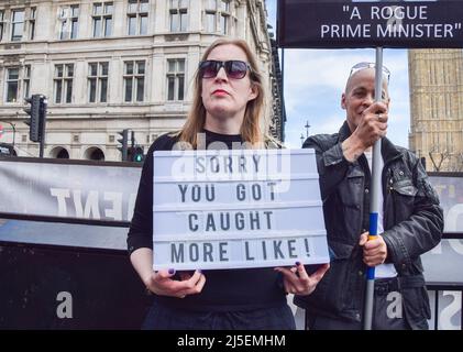 London, Großbritannien. 20. April 2022. Ein Protestler hält während der Demonstration ein Schild mit der Aufschrift „tut mir leid, dass Sie erwischt wurden, ähnlich“. Anti-Boris Johnson-Demonstranten versammelten sich auf dem Parliament Square, als der Druck auf den Premierminister wegen des Partygate-Skandals ansteigt. (Bild: © Vuk Valcic/SOPA Images via ZUMA Press Wire) Stockfoto