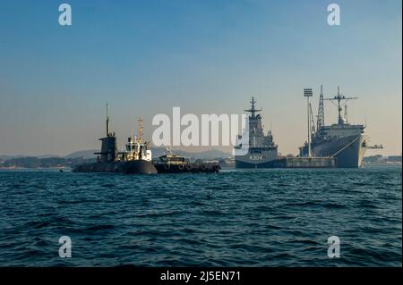 PERTH, Australien (19. April 2022) das U-Boot der Royal Australian Navy Collins-Klasse HMAS Farncomb (SSG 74) bereitet sich darauf vor, an der Seite des U-Bootes USS Frank Cable (AS 40) der Emory S. Land-Klasse auf der HMAS Stirling Navy Base, 19. April 2022, zu mooren. Frank Cable ist derzeit auf Patrouille, die Expeditions-Wartung und Logistik zur Unterstützung der nationalen Sicherheit im US-7.-Flottenbereich durchführt. (USA Navy Foto von Mass Communication Specialist Seaman Wendy Arauz/veröffentlicht) Stockfoto