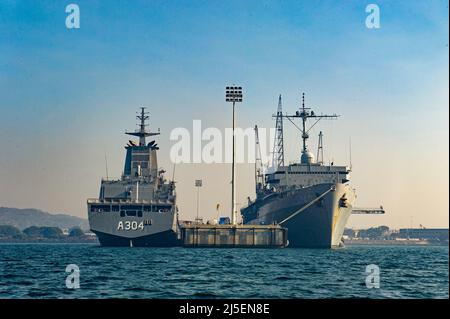 PERTH, Australien (19. April 2022) das Royal Australian Navy Supply-Class-Nachschubschiff HMAS Starwart (A304) und das Emory S. Land-class-U-Boot-Tender USS Frank Cable (AS 40) werden am HMAS Stirling Navy Base, 19. April 2022, vertäut. Frank Cable ist derzeit auf Patrouille, die Expeditions-Wartung und Logistik zur Unterstützung der nationalen Sicherheit im US-7.-Flottenbereich durchführt. (USA Navy Foto von Mass Communication Specialist Seaman Wendy Arauz/veröffentlicht) Stockfoto