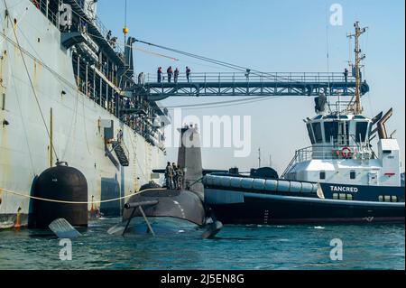 PERTH, Australien (19. April 2022) das U-Boot der Royal Australian Navy Collins-Klasse HMAS Farncomb (SSG 74) liegt neben dem U-Boot-Tender USS Frank Cable (AS 40) der Emory S. Land-Klasse auf der HMAS Stirling Navy Base, 19. April 2022. Frank Cable ist derzeit auf Patrouille, die Expeditions-Wartung und Logistik zur Unterstützung der nationalen Sicherheit im US-7.-Flottenbereich durchführt. (USA Navy Foto von Mass Communication Specialist Seaman Wendy Arauz/veröffentlicht) Stockfoto