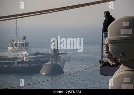 PERTH, Australien (19. April 2022) das U-Boot der Royal Australian Navy Collins-Klasse HMAS Farncomb (SSG 74) bereitet sich darauf vor, neben dem U-Boot-Tender USS Frank Cable (AS 40) der Emory S. Land-Klasse auf dem Marinestützpunkt HMAS Stirling, 19. April 2022, zu mooren. Frank Cable ist derzeit auf Patrouille, die Expeditions-Wartung und Logistik zur Unterstützung der nationalen Sicherheit im US-7.-Flottenbereich durchführt. (USA Navy Foto von Mass Communication Specialist 2. Class Chase Stephens/veröffentlicht) Stockfoto