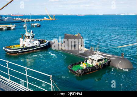 PERTH, Australien (19. April 2022) das U-Boot der Royal Australian Navy Collins-Klasse HMAS Farncomb (SSG 74) startet vom U-Boot-Tender USS Frank Cable (AS 40) der Emory S. Land-Klasse auf der HMAS Stirling Navy Base, 19. April 2022. Frank Cable ist auf Patrouille und führt Expeditions- und Logistikarbeiten zur Unterstützung der nationalen Sicherheit im Einsatzgebiet der US 7.-Flotte durch. (USA Navy Foto von Mass Communication Specialist 3. Class Henry Liu/ veröffentlicht) Stockfoto