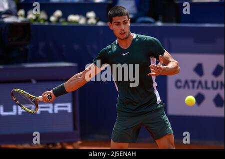 Barcelona, Spanien. 22. April 2022. BARCELONA, SPANIEN - 22. APRIL: Carlos Alcaraz von Spanien in seinem Spiel gegen Jaume Munar von Spanien während der Barcelona Open Banc Sabadell, Conde de Godo Trophy im Real Club de Tenis Barcelona am 22. April 2022 in Barcelona, Spanien (Foto von Gerard Franco/Orange Picles) Kredit: Orange Pics BV/Alamy Live News Stockfoto