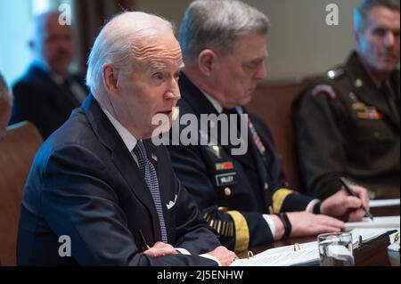 Präsident Joe Biden hält ein Treffen mit der militärischen und zivilen Verteidigungsführung ab, darunter Verteidigungsminister Lloyd J. Austin III, stellvertretende Verteidigungsministerin Kathleen H. Hicks, Vorsitzender der Joint Chiefs of Staff General Mark A. Milley, die Joint Chiefs of Staff, Combatant Commander, Und die Küstenwache, das Weiße Haus, Washington, D.C., 20. April, 2022. (DoD-Foto von Lisa Ferdinando) Stockfoto