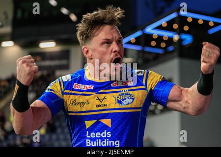 Leeds, Großbritannien. 22. April 2022. James Donaldson (25) von Leeds Rhinos feiert seinen Versuch und öffnet die Partitur für Leeds, um es 4-6 in Leeds, Großbritannien am 4/22/2022 zu machen. (Foto von James Heaton/News Images/Sipa USA) Quelle: SIPA USA/Alamy Live News Stockfoto