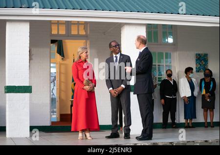 Der Graf und die Gräfin von Wessex treffen sich zu Beginn ihres Besuchs in der Karibik anlässlich des Platin-Jubiläums der Königin mit dem ehrenwerten Philip Pierre, dem Premierminister von St. Lucia, in der Residenz des Premierministers in St. Lucia. Bilddatum: Freitag, 22. April 2022. Stockfoto