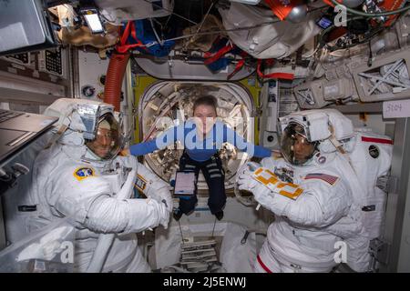 Internationale Raumstation, ERDORBIT. 23. März 2022. NASA-Astronaut Kayla Barron, Mitte, posiert für ein Porträt mit ESA-Astronaut Matthias Maurer, links, und NASA-Astronaut Raja Chari, während sie sich auf einen Spacewalk im Quest Airlock, 23. März 2022 in Earth Orbit vorbereiten. Die beiden führten einen sechsstündigen und 54-minütigen Spacewalk durch, um thermische Ausrüstung und elektronische Komponenten auf der Internationalen Raumstation zu installieren. Quelle: NASA/NASA/Alamy Live News Stockfoto