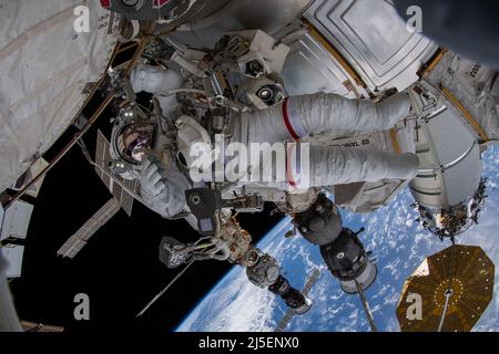 Internationale Raumstation, ERDORBIT. 23. März 2022. NASA-Astronaut und Expedition 66 Flugingenieur Raja Chari während eines sechsstündigen und 54-minütigen Spacewalk, um thermische Ausrüstung und elektronische Komponenten auf der Internationalen Raumstation zu installieren, 23. März 2022 in Earth Orbit. Hinter Chari befinden sich drei Raumschiffe, die an das Orbiting-Labor angeschlossen sind, darunter (von rechts nach links) der Weltraumfrachter Northrop Grumman Cygnus, das Sojus MS-19-Besatzungsschiff und das Sojus MS-21-Besatzungsschiff, das an das Prichal-Modul angedockt ist. Quelle: NASA/NASA/Alamy Live News Stockfoto