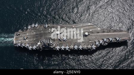 USS Abraham Lincoln, Japan. 13. April 2022. Die US Navy Nimitz-Klasse Flugzeugträger USS Abraham Lincoln segelt in Formation während einer US-Japan bilateralen Übung, 13. April 2022 im Atlantischen Ozean. Quelle: MCS Aleksandr Freutel/Planetpix/Alamy Live News Stockfoto