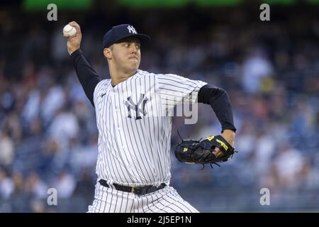 Bronx, USA. 22. April 2022. New York Yankees startet Pitcher Jameson Taillon wirft im ersten Inning gegen die Cleveland Guardians im Yankee Stadium am Freitag, 22. April 2022 in New York City. Foto von Corey Sipkin/UPI Credit: UPI/Alamy Live News Stockfoto