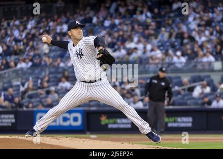 Bronx, USA. 22. April 2022. New York Yankees startet Pitcher Jameson Taillon wirft im ersten Inning gegen die Cleveland Guardians im Yankee Stadium am Freitag, 22. April 2022 in New York City. Foto von Corey Sipkin/UPI Credit: UPI/Alamy Live News Stockfoto