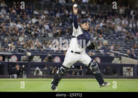 Bronx, USA. 22. April 2022. Der New Yorker Yankees-Fänger Jose Trevino wirft die Cleveland Guardians Steven Kwan für das Finale aus dem dritten Inning am Freitag, den 22. April 2022 in New York City aus. Foto von Corey Sipkin/UPI Credit: UPI/Alamy Live News Stockfoto