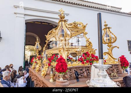 Huelva, Spanien - 14. April 2022: Thron oder Plattform des paso der Heiligen Beerdigung (Santo Entierro) in Prozession der Karwoche Stockfoto