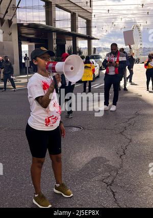 Seattle, USA, 22.. April, Demonstranten vom Seattle Tigray Network haben 1. und die Union Street geschlossen, um eine internationale Intervention zur Beendigung des Krieges in Tigray zu suchen. Tausende von Zivilisten wurden getötet, und unzählige leiden unter Hilfsbedürfnis. Demonstranten fordern die Regierung Biden auf, einzugreifen und Tigray zum Völkermord zu erklären. Präsident Biden ist in Seattle für eine Spendenaktion der DNC und um am Earth Day zu sprechen. Quelle: James Anderson/Alamy Live News Stockfoto