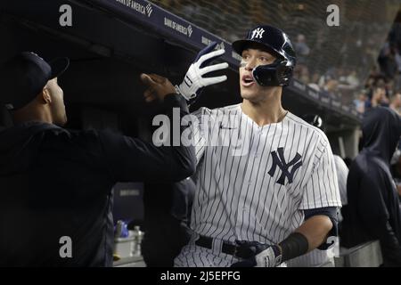 Bronx, USA. 22. April 2022. New York Yankees Aaron Judge feiert im Dugout nach einem zwei-Lauf-Heimlauf, der DJ LeMahieu beim dritten Inning gegen die Cleveland Guardians im Yankee Stadium am Freitag, den 22. April 2022 in New York City erzielte. Foto von Corey Sipkin/UPI Credit: UPI/Alamy Live News Stockfoto