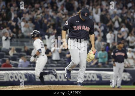 Bronx, USA. 22. April 2022. Cleveland Guardians startet Pitcher Eli Morgan reagiert, als New York Yankees Aaron Judge die Basen rundet, nachdem er am Freitag, den 22. April 2022 in New York City einen zwei-Run-Heimlauf mit DJ LeMahieu im dritten Inning im Yankee Stadium getroffen hat. Foto von Corey Sipkin/UPI Credit: UPI/Alamy Live News Stockfoto