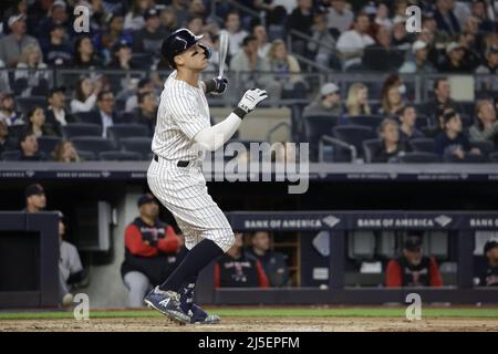 Bronx, USA. 22. April 2022. New York Yankees Aaron Judge sieht seinen beiden Run Home Run DJ LeMahieu beim dritten Inning gegen die Cleveland Guardians im Yankee Stadium am Freitag, den 22. April 2022 in New York City. Foto von Corey Sipkin/UPI Credit: UPI/Alamy Live News Stockfoto