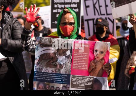 Seattle, USA, 22.. April, Demonstranten vom Seattle Tigray Network haben 1. und Pine Street geschlossen, um eine internationale Intervention zur Beendigung des Krieges in Tigray zu suchen. Tausende von Zivilisten wurden getötet, und unzählige leiden unter Hilfsbedürfnis. Demonstranten fordern die Regierung Biden auf, einzugreifen und Tigray zum Völkermord zu erklären. Präsident Biden ist in Seattle für eine Spendenaktion der DNC und um am Earth Day zu sprechen. Quelle: James Anderson/Alamy Live News Stockfoto