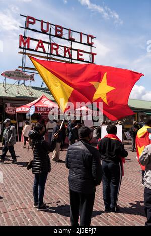 Seattle, USA, 22.. April, Demonstranten des Seattle Tigray Network haben den Verkehr auf dem Pike Place Market eingestellt und suchten nach einer internationalen Intervention, um den Krieg in Tigray zu beenden. Tausende von Zivilisten wurden getötet, und unzählige leiden unter Hilfsbedürfnis. Demonstranten fordern die Regierung Biden auf, einzugreifen und Tigray zum Völkermord zu erklären. Präsident Biden ist in Seattle für eine Spendenaktion der DNC und um am Earth Day zu sprechen. Quelle: James Anderson/Alamy Live News Stockfoto