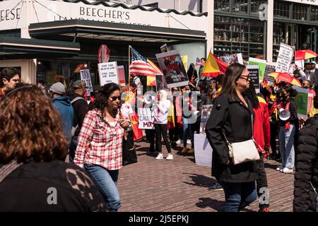 Seattle, USA, 22.. April, Demonstranten des Seattle Tigray Network haben den Verkehr auf dem Pike Place Market eingestellt und suchten nach einer internationalen Intervention, um den Krieg in Tigray zu beenden. Tausende von Zivilisten wurden getötet, und unzählige leiden unter Hilfsbedürfnis. Demonstranten fordern die Regierung Biden auf, einzugreifen und Tigray zum Völkermord zu erklären. Präsident Biden ist in Seattle für eine Spendenaktion der DNC und um am Earth Day zu sprechen. Quelle: James Anderson/Alamy Live News Stockfoto