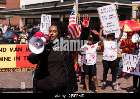 Seattle, USA, 22.. April, Demonstranten des Seattle Tigray Network haben den Verkehr auf dem Pike Place Market eingestellt und suchten nach einer internationalen Intervention, um den Krieg in Tigray zu beenden. Tausende von Zivilisten wurden getötet, und unzählige leiden unter Hilfsbedürfnis. Demonstranten fordern die Regierung Biden auf, einzugreifen und Tigray zum Völkermord zu erklären. Präsident Biden ist in Seattle für eine Spendenaktion der DNC und um am Earth Day zu sprechen. Quelle: James Anderson/Alamy Live News Stockfoto