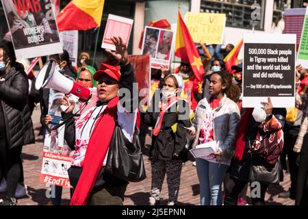 Seattle, USA, 22.. April, Demonstranten des Seattle Tigray Network haben den Verkehr auf dem Pike Place Market eingestellt und suchten nach einer internationalen Intervention, um den Krieg in Tigray zu beenden. Tausende von Zivilisten wurden getötet, und unzählige leiden unter Hilfsbedürfnis. Demonstranten fordern die Regierung Biden auf, einzugreifen und Tigray zum Völkermord zu erklären. Präsident Biden ist in Seattle für eine Spendenaktion der DNC und um am Earth Day zu sprechen. Quelle: James Anderson/Alamy Live News Stockfoto