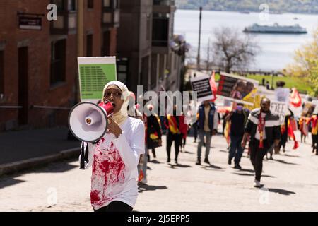 Seattle, USA, 22.. April, Demonstranten des Seattle Tigray Network marschieren auf die Virgina Street und suchen nach einer internationalen Intervention, um den Krieg in Tigray zu beenden. Tausende von Zivilisten wurden getötet, und unzählige leiden unter Hilfsbedürfnis. Demonstranten fordern die Regierung Biden auf, einzugreifen und Tigray zum Völkermord zu erklären. Präsident Biden ist in Seattle für eine Spendenaktion der DNC und um am Earth Day zu sprechen. Quelle: James Anderson/Alamy Live News Stockfoto