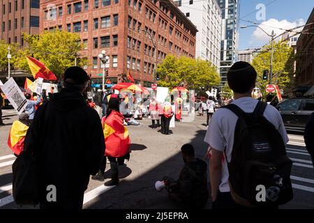 Seattle, USA, 22.. April, Demonstranten vom Seattle Tigray Network haben 1. und Pine Street geschlossen, um eine internationale Intervention zur Beendigung des Krieges in Tigray zu suchen. Tausende von Zivilisten wurden getötet, und unzählige leiden unter Hilfsbedürfnis. Demonstranten fordern die Regierung Biden auf, einzugreifen und Tigray zum Völkermord zu erklären. Präsident Biden ist in Seattle für eine Spendenaktion der DNC und um am Earth Day zu sprechen. Quelle: James Anderson/Alamy Live News Stockfoto