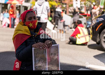 Seattle, USA, 22.. April, Demonstranten vom Seattle Tigray Network haben 1. und Pine Street geschlossen, um eine internationale Intervention zur Beendigung des Krieges in Tigray zu suchen. Tausende von Zivilisten wurden getötet, und unzählige leiden unter Hilfsbedürfnis. Demonstranten fordern die Regierung Biden auf, einzugreifen und Tigray zum Völkermord zu erklären. Präsident Biden ist in Seattle für eine Spendenaktion der DNC und um am Earth Day zu sprechen. Quelle: James Anderson/Alamy Live News Stockfoto