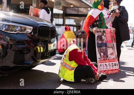 Seattle, USA, 22.. April, Demonstranten vom Seattle Tigray Network haben 1. und Pine Street geschlossen, um eine internationale Intervention zur Beendigung des Krieges in Tigray zu suchen. Tausende von Zivilisten wurden getötet, und unzählige leiden unter Hilfsbedürfnis. Demonstranten fordern die Regierung Biden auf, einzugreifen und Tigray zum Völkermord zu erklären. Präsident Biden ist in Seattle für eine Spendenaktion der DNC und um am Earth Day zu sprechen. Quelle: James Anderson/Alamy Live News Stockfoto